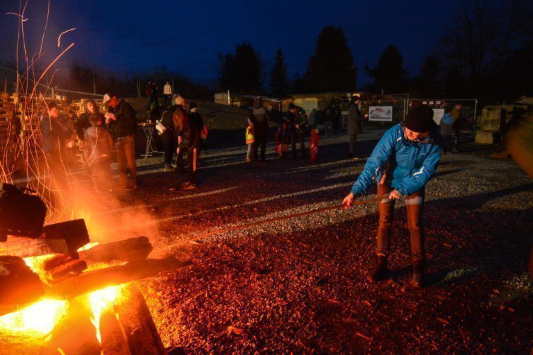 Mit viel Schwung die Scheibe in den Himmel schlagen - Mit viel Schwung die Scheibe in den Himmel schlagen