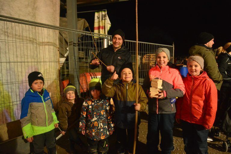 Mathias Bösch (hinten) zeigte den Kindern auf was sie zu achten haben. - Mit viel Schwung die Scheibe in den Himmel schlagen - Mit viel Schwung die Scheibe in den Himmel schlagen