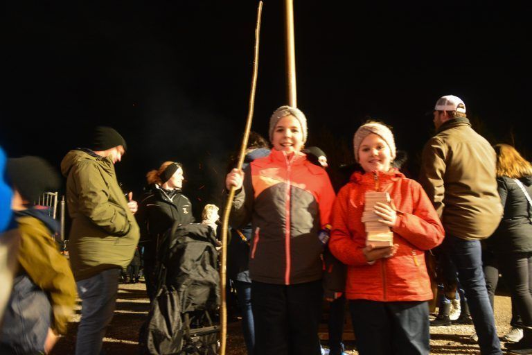 Anika und Linda versuchten zum ersten Mal ihr Glück beim Schiiboschlacho. - Mit viel Schwung die Scheibe in den Himmel schlagen - Mit viel Schwung die Scheibe in den Himmel schlagen