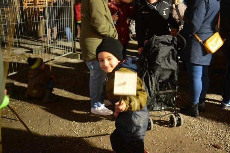 Auch Florian war bereit für diese Tradition und freute sich darauf, mit viel Schwung seine Scheibe wegzuschießen. - Mit viel Schwung die Scheibe in den Himmel schlagen - Mit viel Schwung die Scheibe in den Himmel schlagen