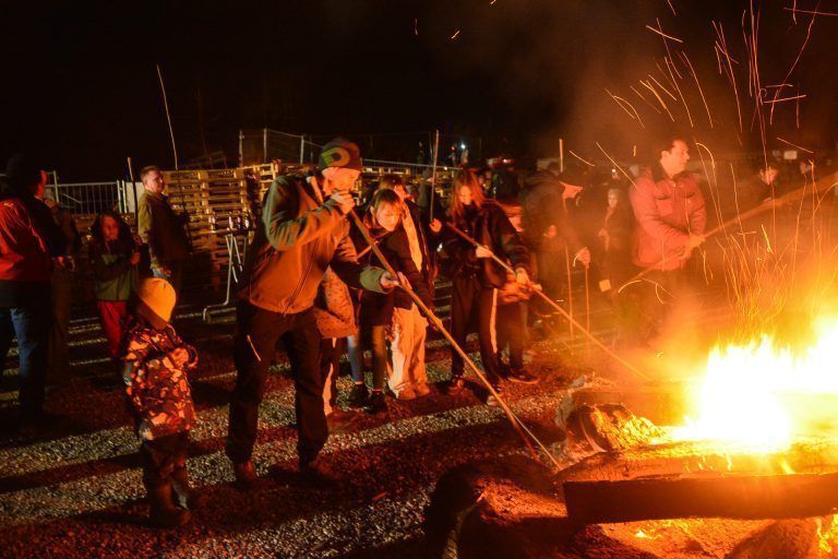 Mit viel Schwung die Scheibe in den Himmel schlagen - Mit viel Schwung die Scheibe in den Himmel schlagen