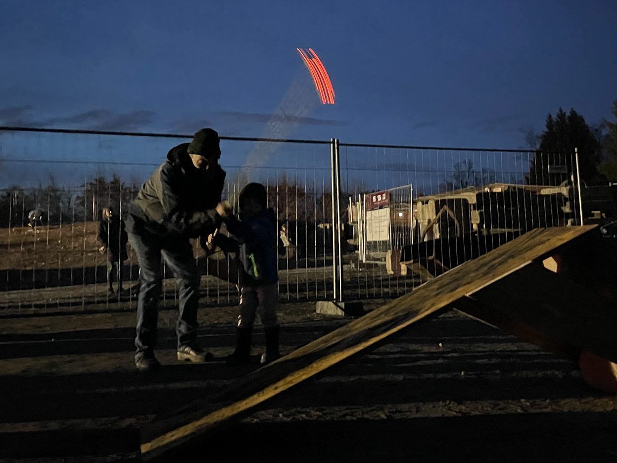 Mit viel Schwung die Scheibe in den Himmel schlagen - Mit viel Schwung die Scheibe in den Himmel schlagen