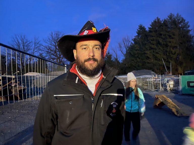 Sebastian Hagen von der Hofstalder Funkenzunft zeigte, wie er gekonnt die Scheibe mit viel Schwung in die Ferne transportieren konnte. - Mit viel Schwung die Scheibe in den Himmel schlagen - Mit viel Schwung die Scheibe in den Himmel schlagen