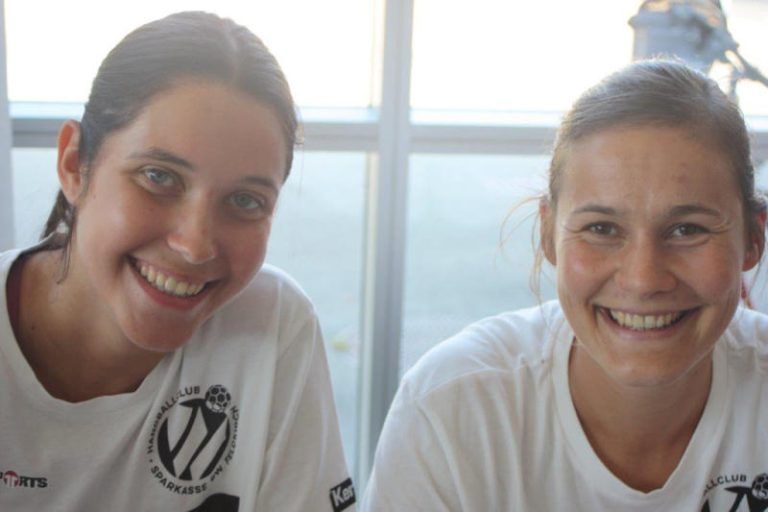 Leonie Hartl rechts - Feldkirchs Handballdamen