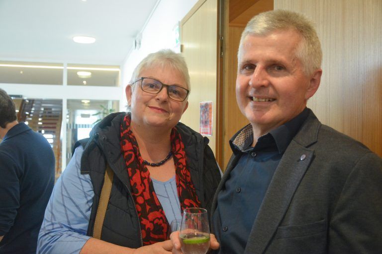 Geschäftsführer der Sozialdienste Franz Reich (rechts) mit seiner Frau Birgit. - Fotoausstellung im Seniorenhaus - Fotoausstellung im Seniorenhaus