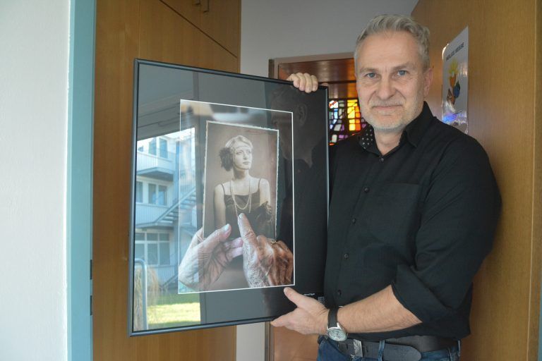 Obmann Marcel Egger zeigte eines seiner Bilder der damaligen Ausstellung "Hände", das nun im Seniorenhaus ausgestellt ist. - Fotoausstellung im Seniorenhaus - Fotoausstellung im Seniorenhaus