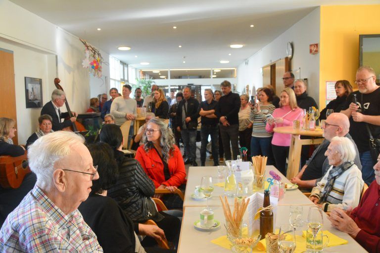 Viele Gäste waren anlässlich der Vernissage-Eröffnung ins Seniorenhaus gekommen. - Fotoausstellung im Seniorenhaus - Fotoausstellung im Seniorenhaus