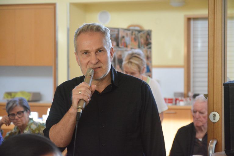 Fotoclub-Obmann Marcel Egger sprach einige Worte zu den Fotos. - Fotoausstellung im Seniorenhaus - Fotoausstellung im Seniorenhaus