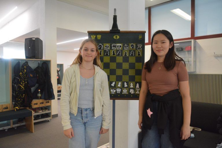 Großes Interesse am Schachspielen haben auch Antonia Bösch (11) und Egshiglen Gantomor (11). - Schach-Matt am Wochenende - Schach-Matt am Wochenende