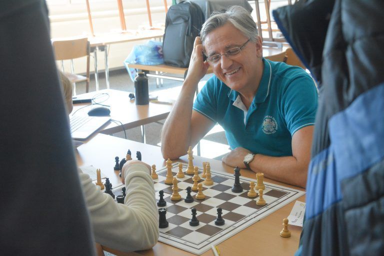 In den Pausen erhielten die Spielerinnen und Spieler wertvolle Tipps von dem bekannten Schachtrainer Milan Novkovic. - Schach-Matt am Wochenende - Schach-Matt am Wochenende