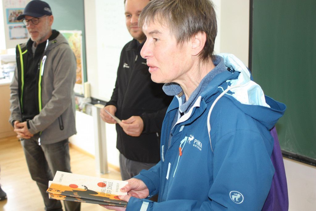Elisabeth Märk übergab ein Buch. - VS Röthis siegt