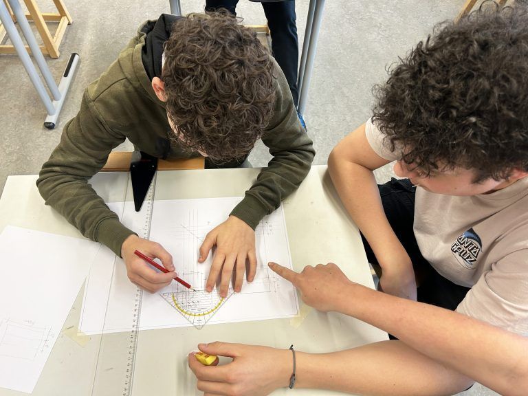 Dabei bekam der PTS-Schüler Unterstützung von den angehenden Zimmerern. - Schulpartnerschaft PTS & LBS Dornbirn