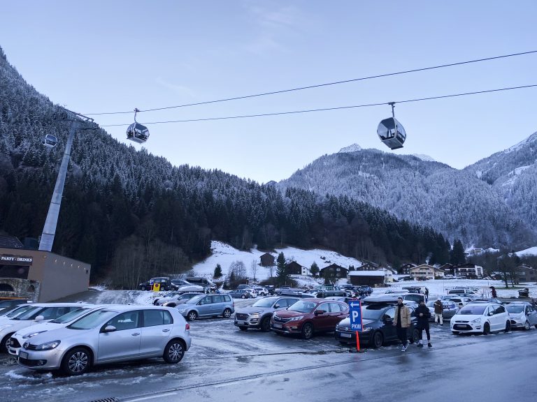 Hier, auf dem Parkplatz der Valiserabahn, soll das neue VAYA-Hotel entstehen. <span class="copyright">VN/JUN</span>