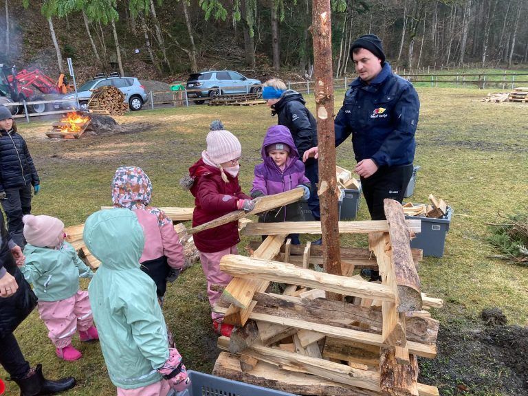 Manuel Burtscher kümmerte sich mit zahlreichen Helferlein am Samstagnachmittag um den Bau des Kinderfunkens.