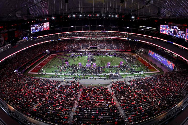Die Opening Night im Allegiant Stadium, das auch durch indirekte Steuereinnahmen aus dem Glücksspiel finanziert wurde. Hier findet am Sonntag die Super Bowl 58 statt. <span class="copyright">ap</span>