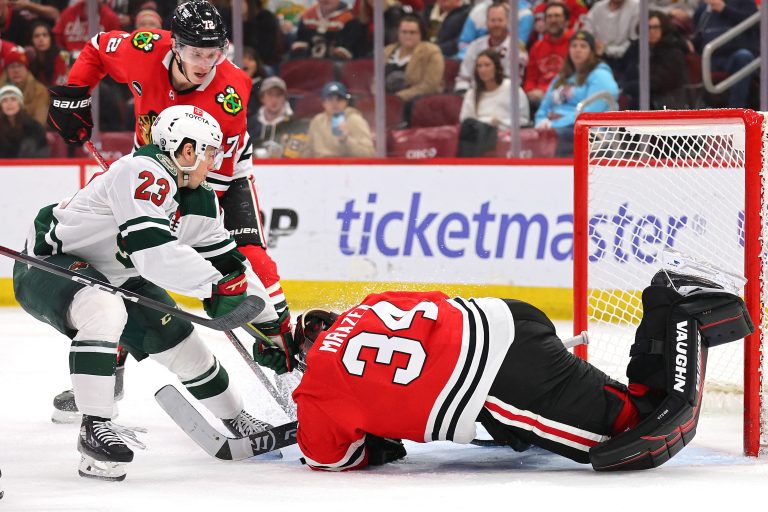 Marco Rossi im Duell mit Chicago-Goalie Petr Mrazek. <span class="copyright">AFP</span>