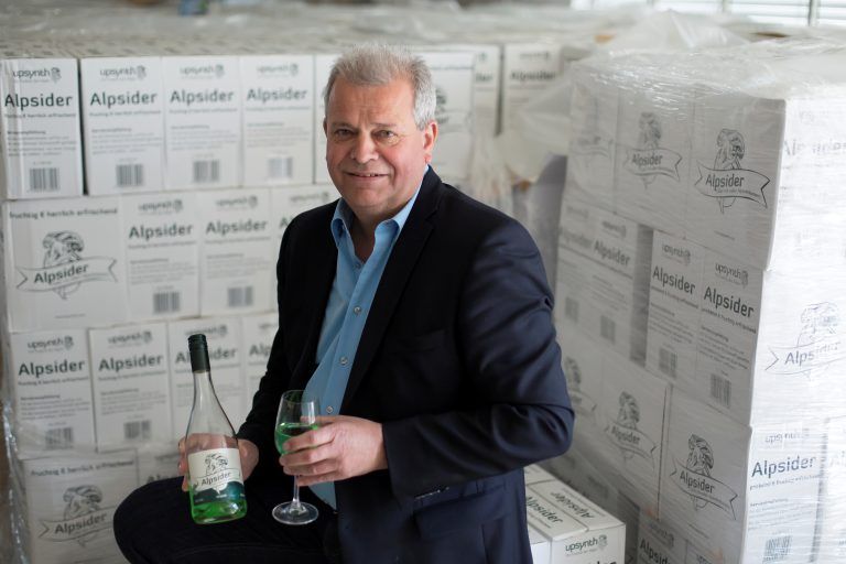 Christian Greber hat das Unternehmen aufgebaut und gibt jetzt einige Anteile und halbe Verantwortung ab. Im Bild ist er mit einem Glas Alpsider des Unternehmens zu sehen. <span class="copyright">VN/Paulitsch</span>