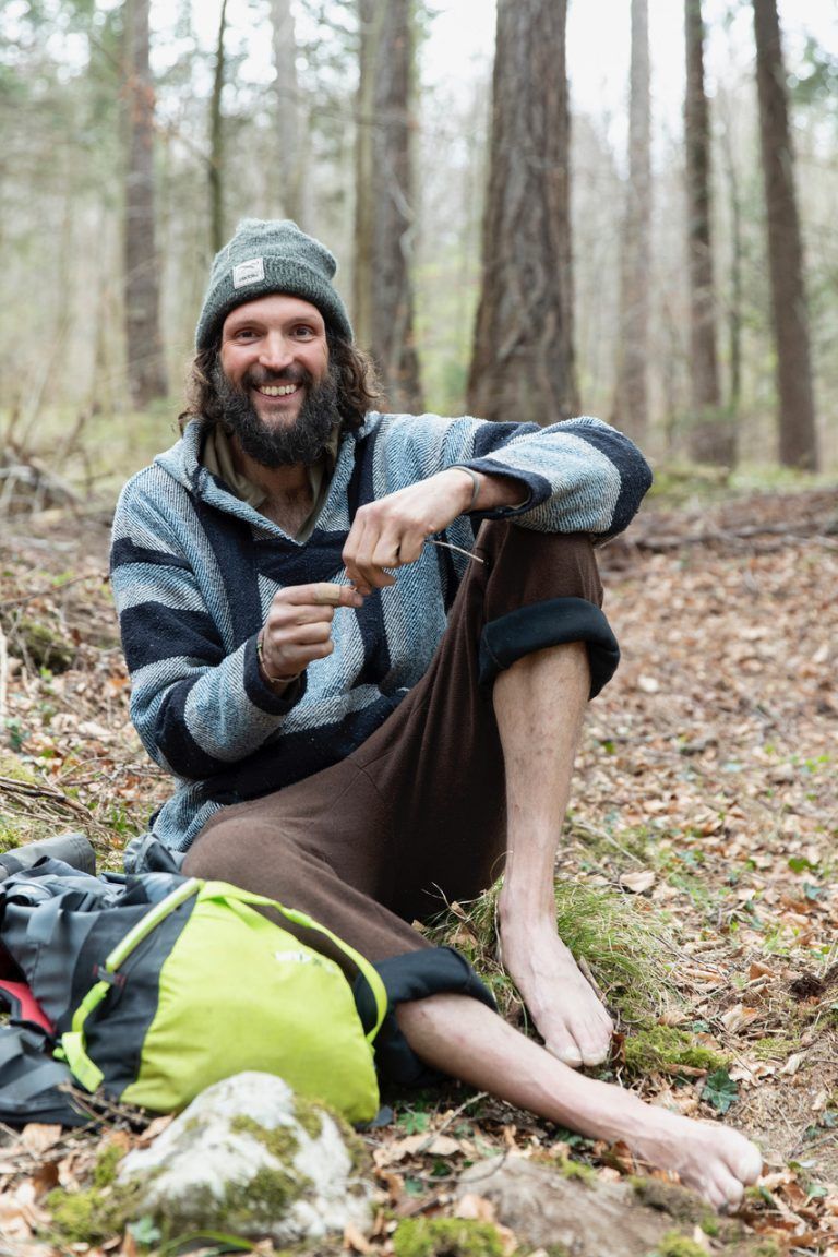 Der ausgebildete Wildnistrainer weiß, welche Fähigkeiten für das Überleben im Wald nötig sind.