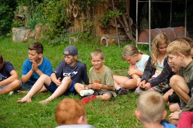 Bei der Waldläuferbande können die Kinder ihre Sicherheit und ihr Selbstvertrauen stärken.
