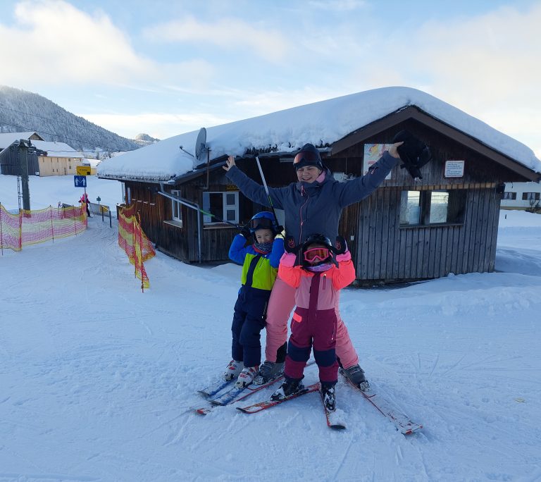 Magdalena Bechter mit ihren Kindern am Skifahren am "üsa Hittisberg" Lift. <span class="copyright">Bechter</span>