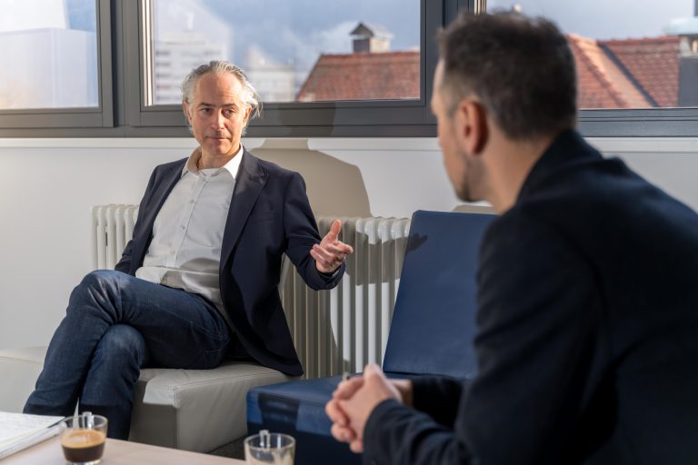 „Unsere gesetzgebenden Organe sind der Nationalrat und der Landtag. Und der VfGH prüft dann die Verfassungsmäßigkeit der Entscheidungen. Das hat natürlich einen gewissen politischen Einfluss.“ <span class="copyright">VN/Stiplovsek</span>