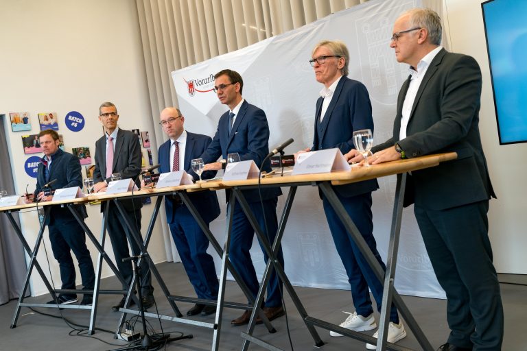 Rektor Manuel Ammann, Regierungsrat Beat Tinner, LH Markus Wallner, Wilfried Hopfner (WKV) und Elmar Hartmann (IV). <span class="copyright">vn/Stiplovsek</span>
