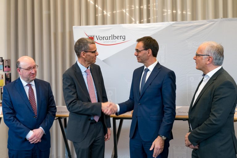 Regierungsrat Beat Tinner, Rektor Manuel Ammann, LH Markus Wallner, Elmar Hartmann (IV). <span class="copyright">vn/Stiplovsek</span>