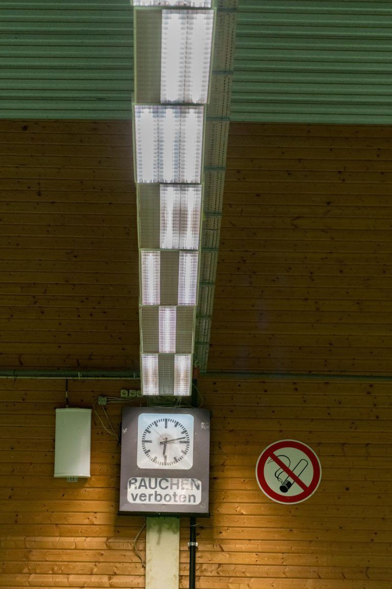 Von den insgesamt 266 Leuchtkörpern an der Decke sind 50 Stück defekt.<span class="copyright">VN/Stiplovsek</span>