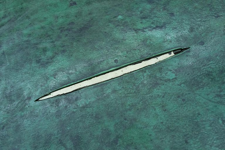 Der verschlissene Bodenbelag hat Risse bis zu 15 Zentimeter Länge, die nur oberflächlich geflickt werden können. <span class="copyright">VN/Stiplovsek</span>