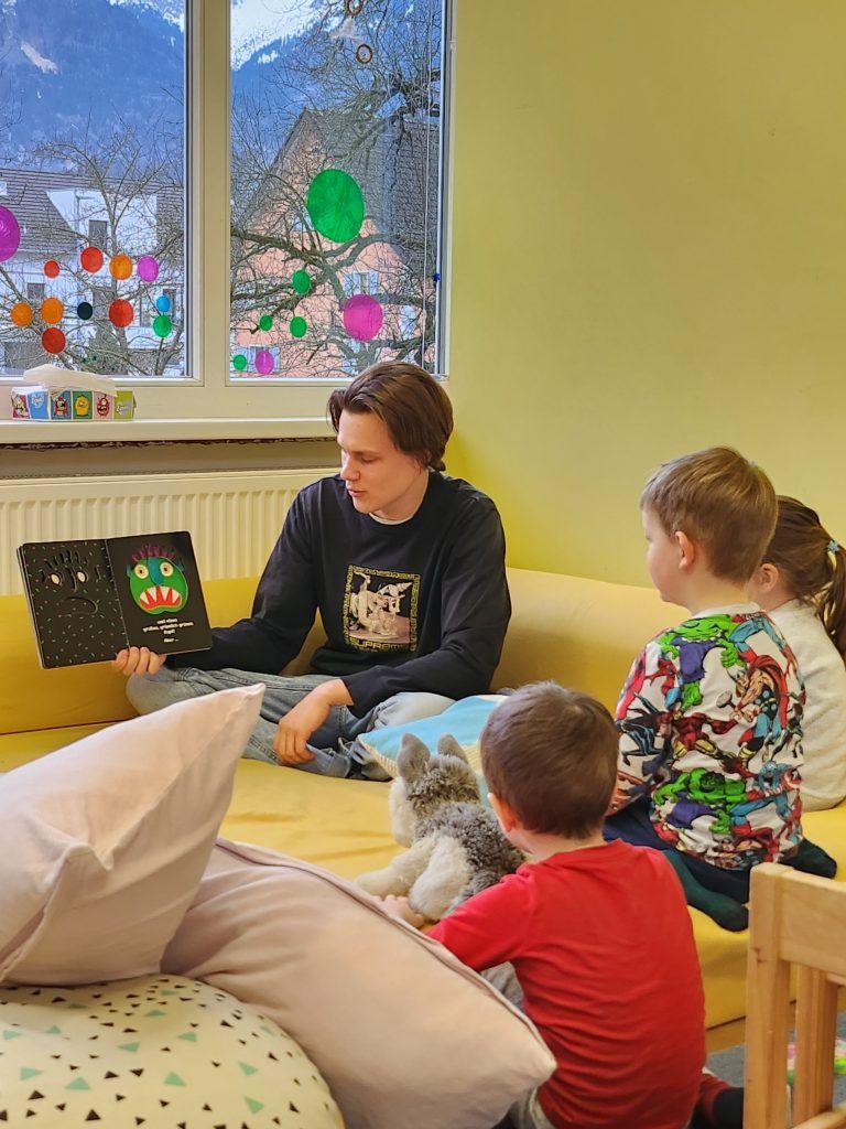 Das Vorlesen ist bei ihm nie ein Monolog, sondern er lässt auch die Kinder mitdiskutieren und Fragen stellen. <span class="copyright">Privat</span>