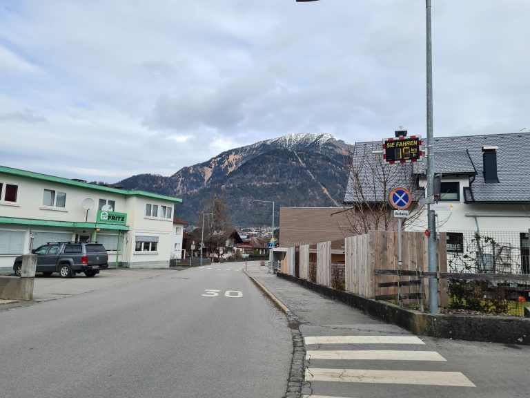 Geschwindigkeitsanzeigen gibt es bereits in Bürs, wie hier bei der Mittelschule.