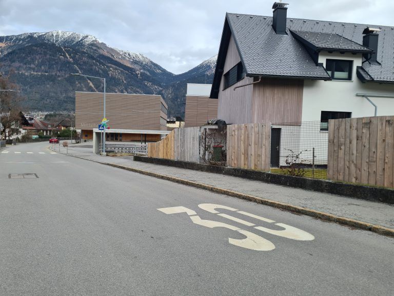 Vor der Mittelschule soll man 30 km/h fahren.