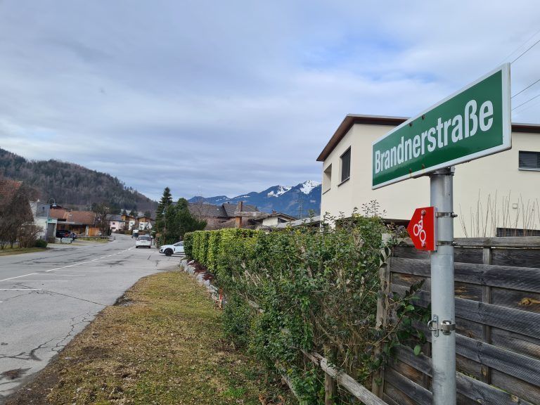 Auch die Brandnerstraße wäre breit genug und hätte einen Gehsteig, sodass hier nicht unbedingt 30 km/h notwendig wären.