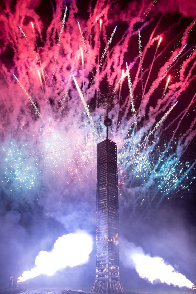 Die Gemeinschaft feierte das Ende des Winters mit einem spektakulären Feuerwerk.