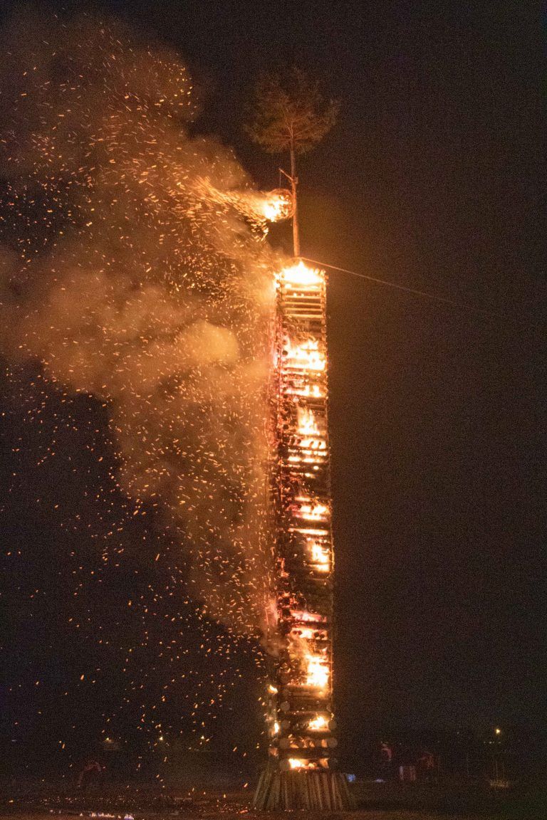 Der Funkenflug erhellte die Nacht und begrüßte den Frühling.