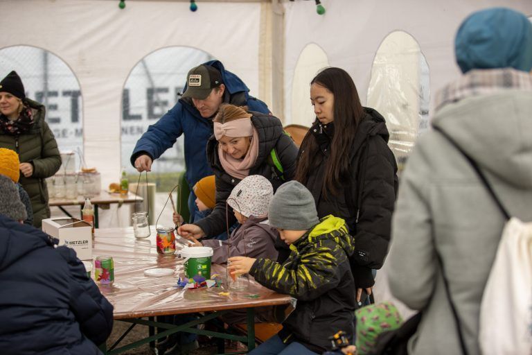 Die Kinder bastelten bereits am Nachmittag fleißig an ihren Laternen.