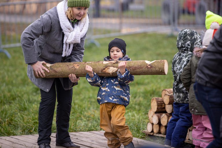 Familien versammelten sich am Nachmittag, um gemeinsam den Kinderfunken zu errichten...