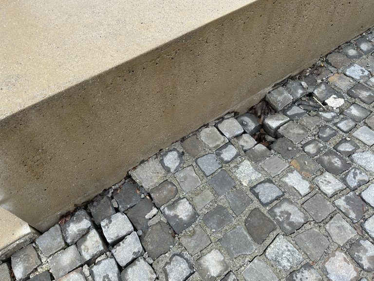 Vorsicht Stolperfalle: Die abgesackten Pflastersteine entlang der "neuen" Pipeline.<span class="copyright"> VOL.AT/MAYER</span>