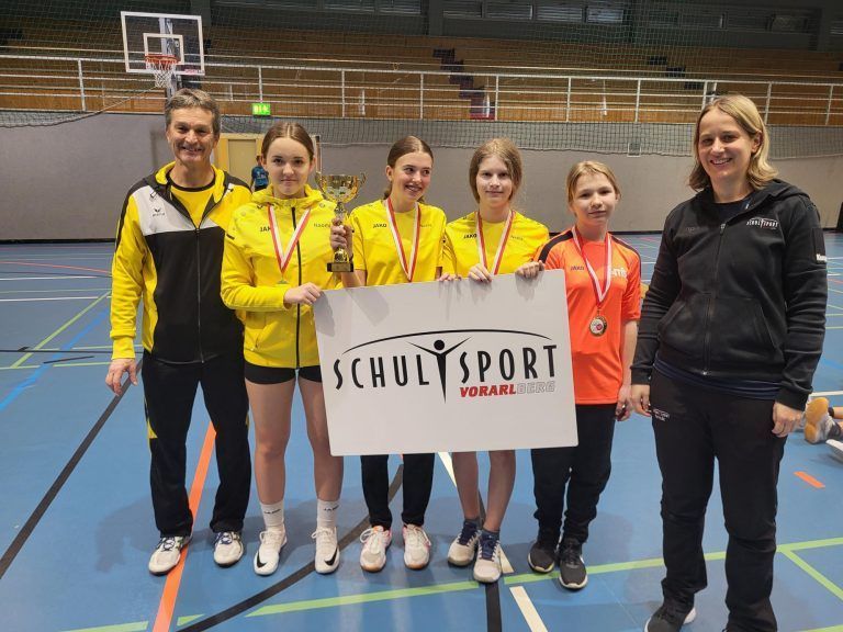 Landesreferentin Sarah Kainz gratuliert SMS Satteins zum Landesmeistertitel im Tischtennis. - © VN-TK