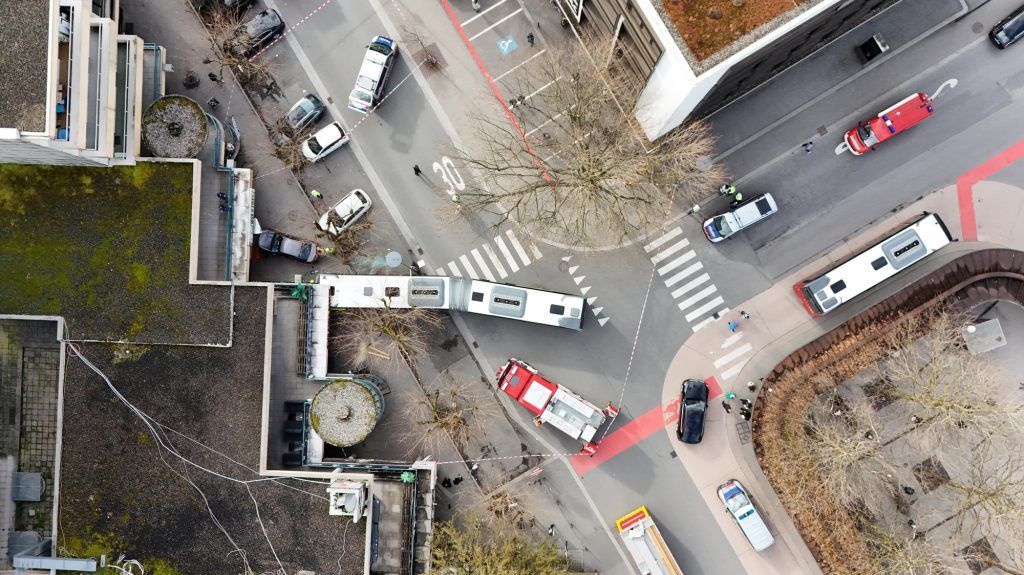 Havarie auf der Linie 151: Bus krachte gegen Betonsäule eines Cafés