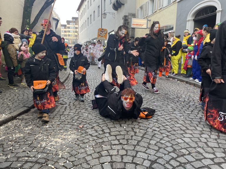 Mit vollem Körpereinsatz wurde wild getanzt in der Innenstadt.