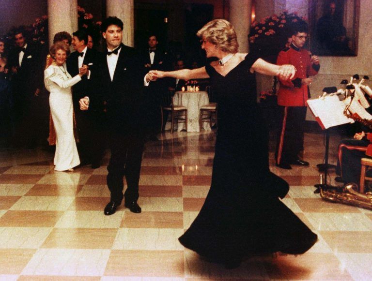 Travolta gemeinsam mit Lady Diana unter den bewundernden Blicken von Nancy und Ronald Reagan (links hinten).  <span class="copyright">The Ronald Reagan Presidential Library REUTERS</span>