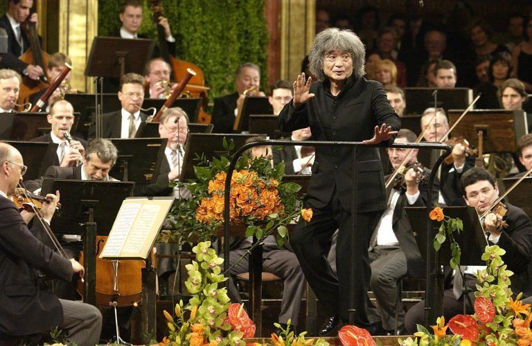 Seiji Ozawa dirigierte das Neujahrskonzert 2002 im Goldenen Saal des Wiener Musikvereins. <span class="copyright"> AP Photo/Ali Schafler</span>