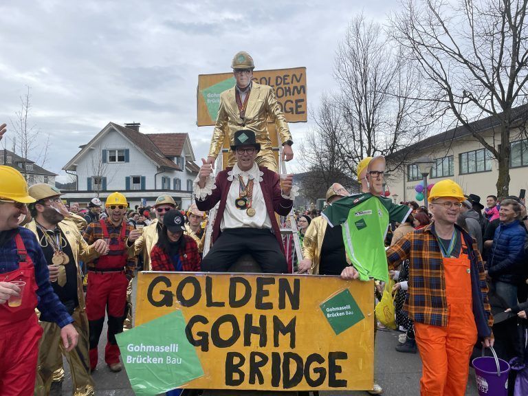 Kurzerhand kletterte Bürgermeister Gohm auch auf die "Brücke" der ARG.