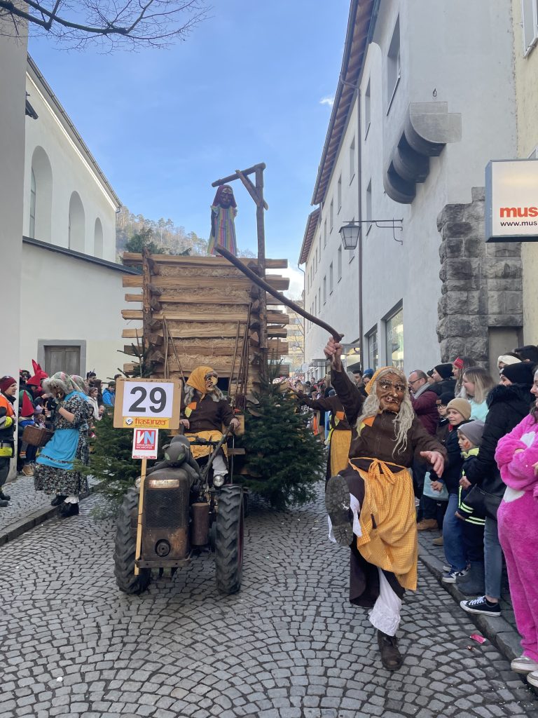 Die Funkenzunft Tisis mit ihrem Ruf „Funka Funka hoch“ ...