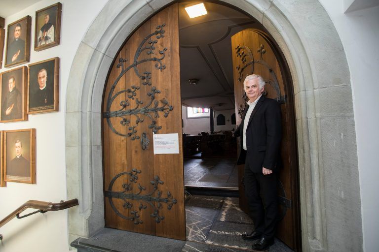 Pfarrer Walter Juen vor der Basilika Rankweil. <span class="copyright">roland paulitsch</span>