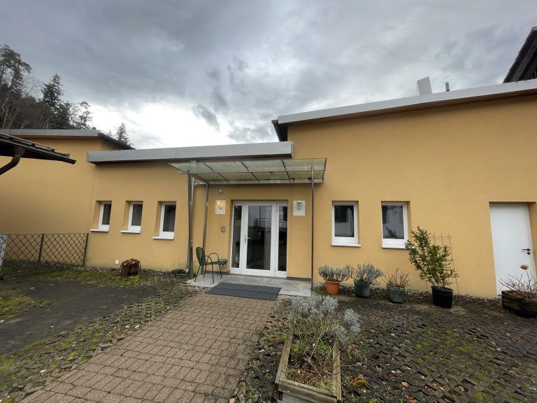 Auch ein "Saunahaus" gehört zum Anwesen.