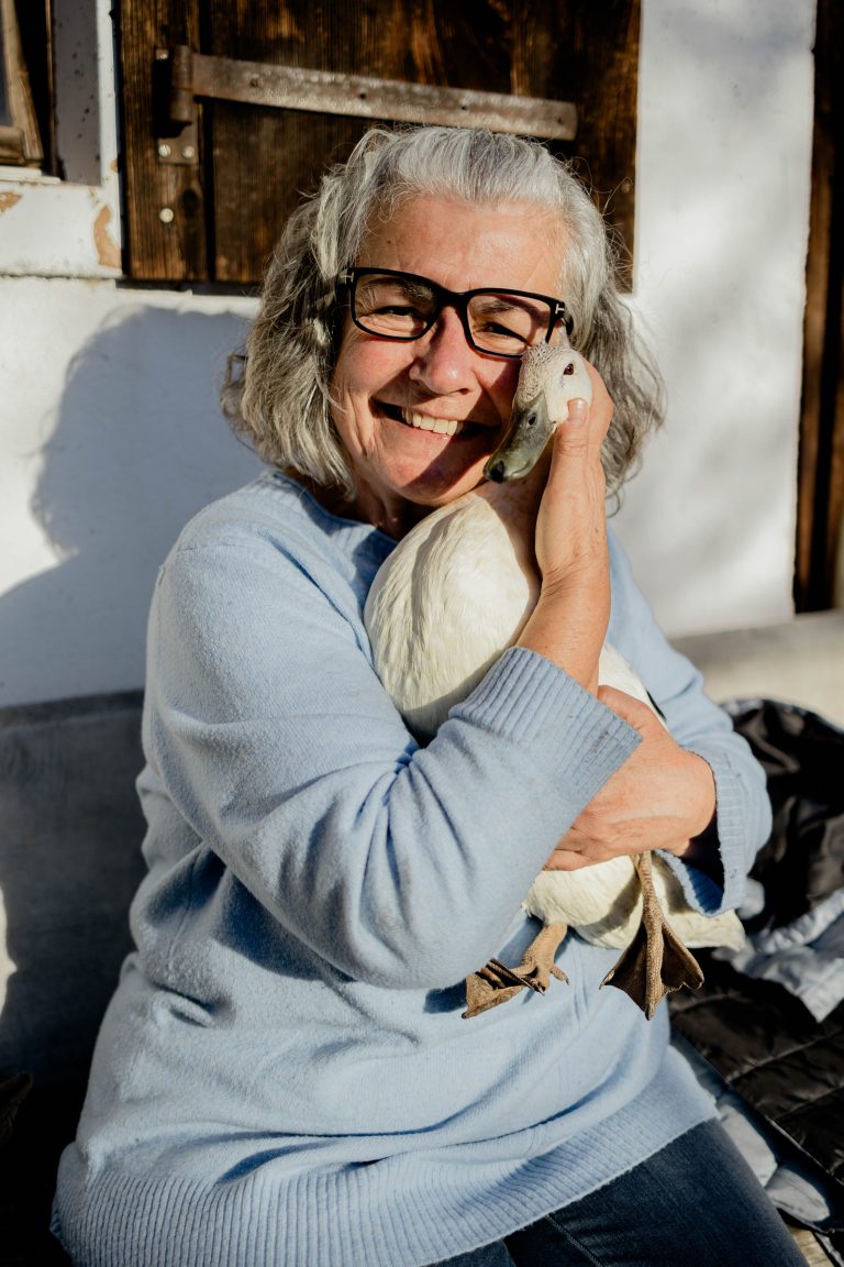 Anka Stemer ist überglücklich, ihre Laufente Susi wieder in die Arme schließen zu können. <span class="copyright">Privat</span>