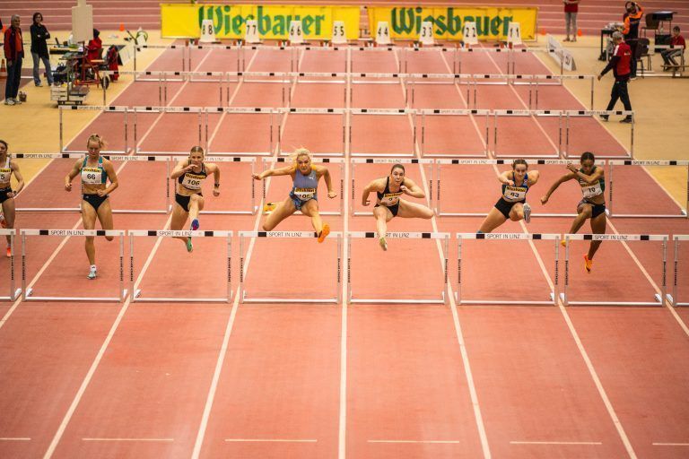 Isabel Posch (3. v. r) entschied den 60-m-Hürdensprint in 8,44 Sekunden vor Ivona Dadic (3. v. l.), Chiara Belinda Schuler (2. v. r.) und Verena Mayr (2. v. l.) für sich. <span class="copyright">ÖLV</span>