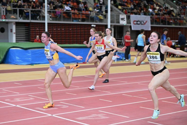 Im 60-m-Sprint verbesserte die spätere Vizemeisterin Isabel Posch (r.) im Vorlauf mit 7,36 Sekunden ihren eigenen VLV-Rekord. <span class="copyright">ÖLV</span>